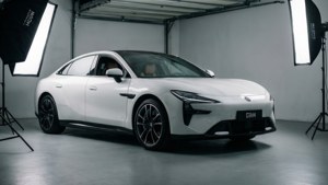 白色電動車在專業工作室燈光下