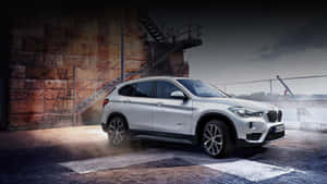 銀色BMW X1 SUV在黃昏時停泊在蒸汽瀰漫的工業碼頭。 — 平治 C300 壁紙