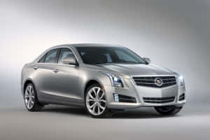 銀色Cadillac ATS轎車在攝影棚中，配備拋光輪圈和發光頭燈。 — Surface Pro 壁紙