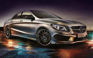 銀色 Mercedes-AMG CLA 轎車夜間停放在濕漉漉的城市街道上，帶有霓虹倒影。 — Steam Deck 壁紙