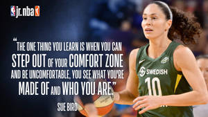 Sue Bird 手持籃球，附有鼓勵走出舒適區的勵志名言。