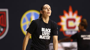 女籃球員在比賽中穿著Black Lives Matter T恤。