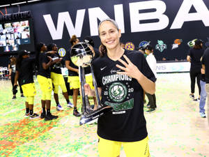 WNBA冠軍手持獎盃在五彩紙屑中微笑