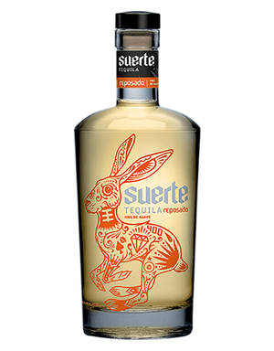 Suerte reposado龍舌蘭酒瓶，標籤上有橙色兔子設計。