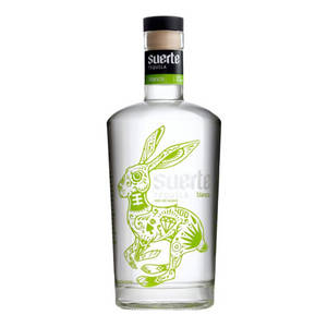 Suerte Blanco龍舌蘭酒瓶，帶有青檸綠色兔糖骷髏藝術。