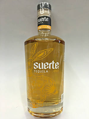 Suerte Añejo龍舌蘭酒瓶，透明玻璃上蝕刻有兔子圖案。