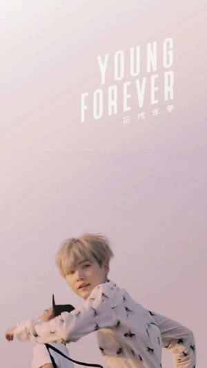 年輕男子穿著鳥圖案襯衫，在粉紅色天空下擺姿勢，帶有「YOUNG FOREVER」文字。 — BTS 美學 壁紙