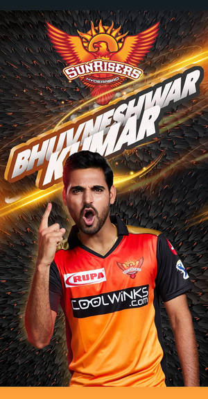 板球運動員 Bhuvneshwar Kumar 身穿橙色球衣，在熾熱背景中向上指。