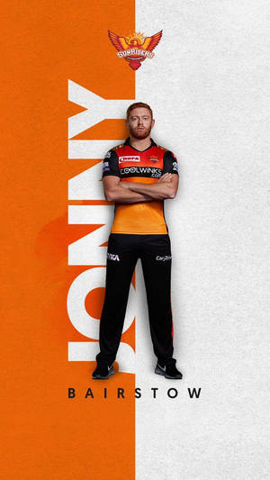 板球運動員 Jonny Bairstow 身穿隊服交叉雙臂擺姿勢。
