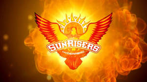 SunRisers Hyderabad 團隊標誌，帶有鳳凰翅膀和太陽爆發，在熾熱的橙色火焰中。