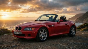 紅色BMW Z3開篷車停在俯瞰大海的懸崖上，正值日落時分。