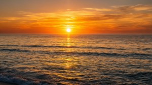 夕陽映照海面，平靜海水與溫柔波浪上金色倒影