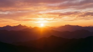 夕陽映照山脈，天空呈現溫暖的橙色和紫色