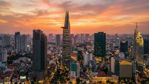 現代城市天際線在日落時分，高樓大廈和閃爍的燈光