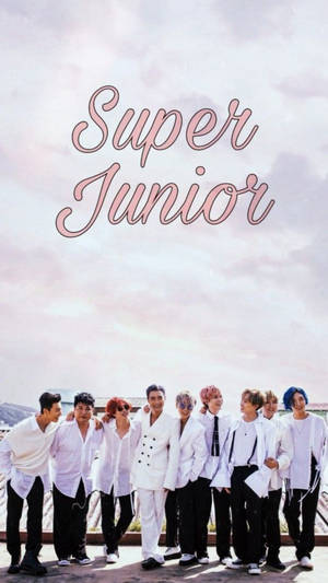 Super Junior 在粉彩天空下身穿白色西裝的團體照 — 男生 壁紙