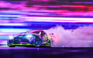 霓虹飄移車在發光的夜間賽道上冒煙。