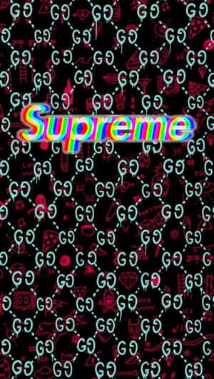 螢光粉紅和青色 Supreme 標誌在黑色背景上，帶有重複的 GG 字母組合和塗鴉。