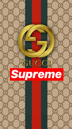 Gucci標誌搭配紅綠條紋和Supreme盒子在GG圖案背景上。