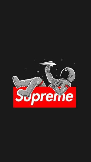 太空人在紅色Supreme標誌上放鬆，手持紙飛機在太空中。