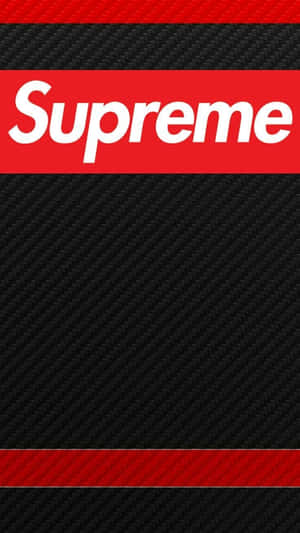 Supreme標誌在碳纖維背景上，帶有紅色條紋