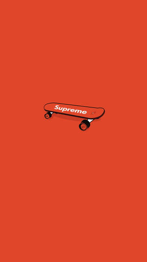 橙色背景上帶有白色 Supreme 標誌的紅色滑板。