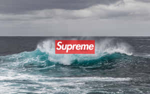 一道衝擊的海浪，上面疊加了一個紅色Supreme標誌。