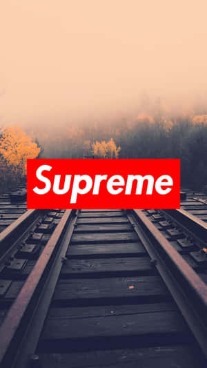 鐵路軌道穿過霧氣瀰漫的秋林，帶有紅色Supreme標誌疊加。
