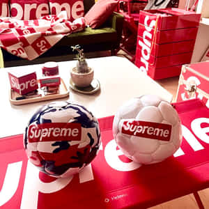 兩個 Supreme 足球在桌子上，背景有商品。