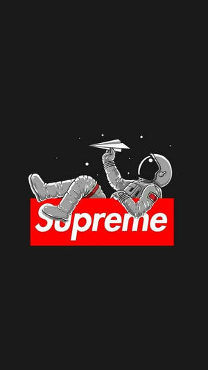 一個銀色太空人挨喺紅色Supreme標誌上面，喺太空拎住紙飛機。