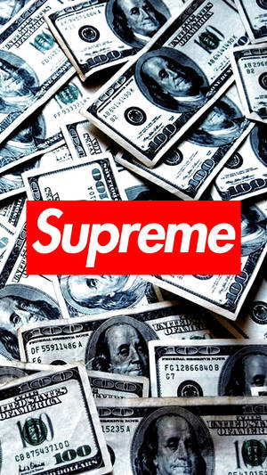 Supreme標誌喺一堆一百美元鈔票上面。