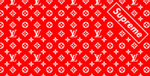 紅色背景，帶有白色 Louis Vuitton 字母組合和對角線 Supreme 標誌。 — 路易威登 壁紙