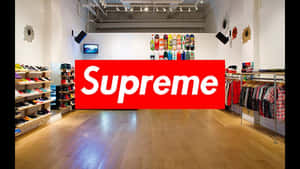 Supreme零售店，展示服裝、鞋子和滑板。