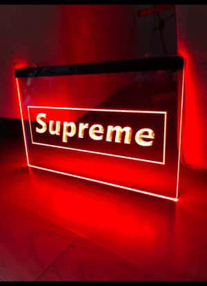 紅色霓虹燈Supreme標誌招牌在木地板上發光。