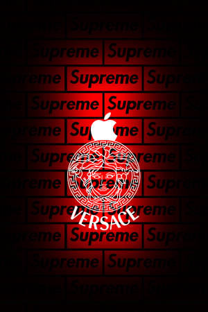 紅磚牆上重複的 Supreme 標誌，以及與 Versace 美杜莎頭像融合的發光 Apple 標誌。