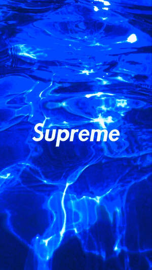 帶有居中白色Supreme標誌的藍色水波紋。