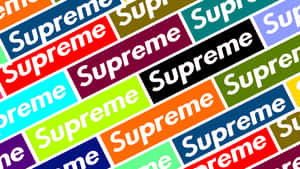 帶有白色文字的多彩 Supreme 品牌標誌的對角圖案。