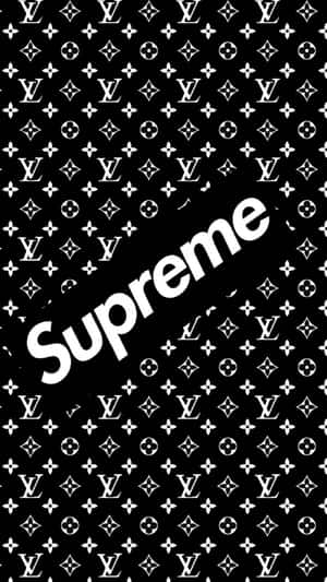 黑白牆紙，Supreme標誌覆蓋在Louis Vuitton字母圖案紋理上。