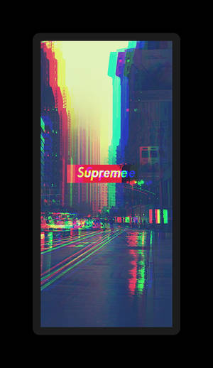 夜晚霓虹燈照亮城市街道，帶有雨水反射和Supreme標誌。
