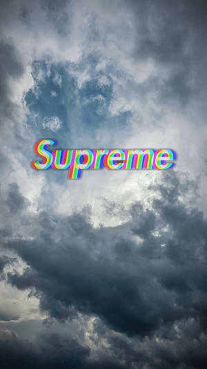 彩虹 Supreme 標誌漂浮在帶有烏雲的暴風雨天空中。