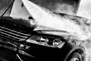 黑色汽車高壓清洗時的水霧特寫。 — 酷車 壁紙
