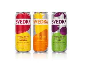 白色背景上的三罐Svedka伏特加蘇打水果味罐。