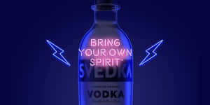 一個帶有霓虹閃電和文字 bring your own spirit 的伏特加酒瓶。