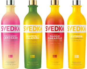 四瓶Svedka調味伏特加，呈現粉紅、綠、橙和黃色的漸變色彩。