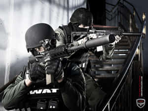 兩名武裝特警人員身穿戰術裝備登上樓梯。