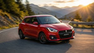 紅色鈴木 Swift 2023 在金色日落時分行駛在山路上