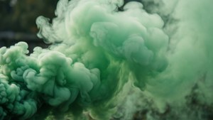 在黑暗背景中移動的翡翠綠色墨水漩渦雲