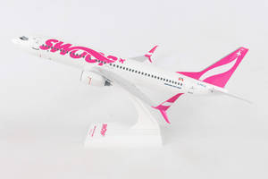 酷航波音787-9模型飛機放在白色展示架上。