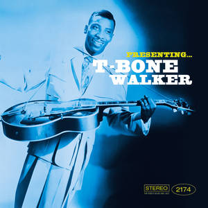 T-Bone Walker 在藍色專輯封面上微笑著拿著結他。 — 音樂 GIF 壁紙