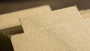 米色質感紙卡堆疊，可見邊緣和柔和光線