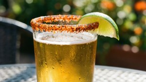 冰凍瑪格麗特配鹽邊和青檸角在戶外露台桌上。